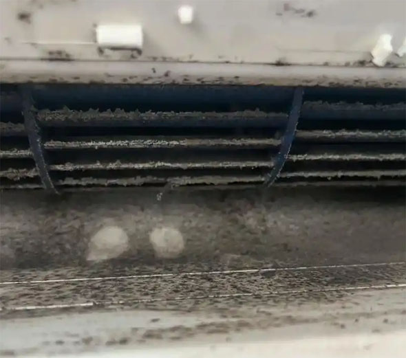 呼和浩特市空调吹的风有股烧焦味是怎么回事